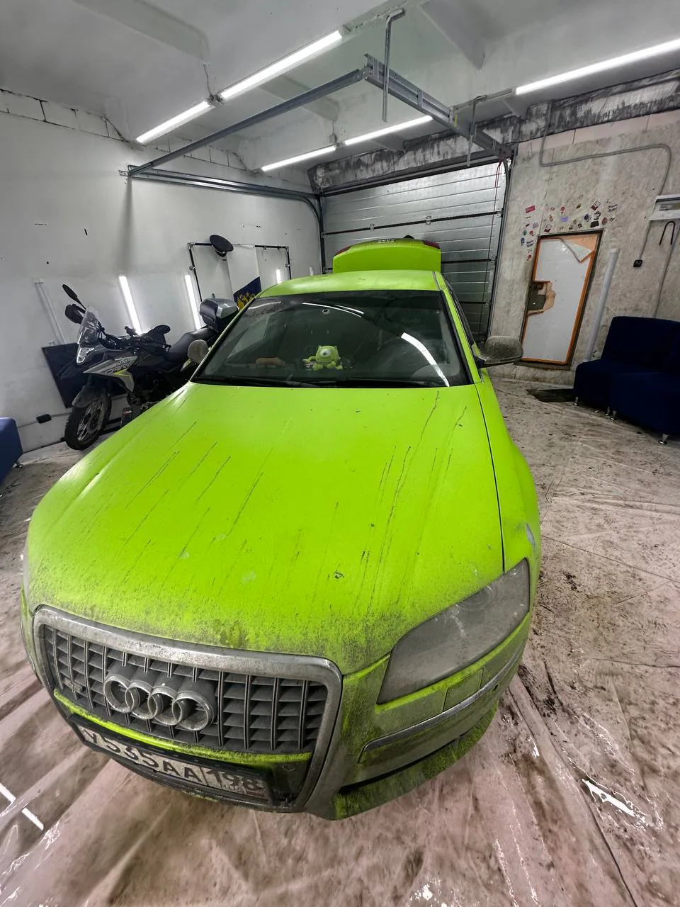 Зелёный автомобиль Audi в рабочем боксе